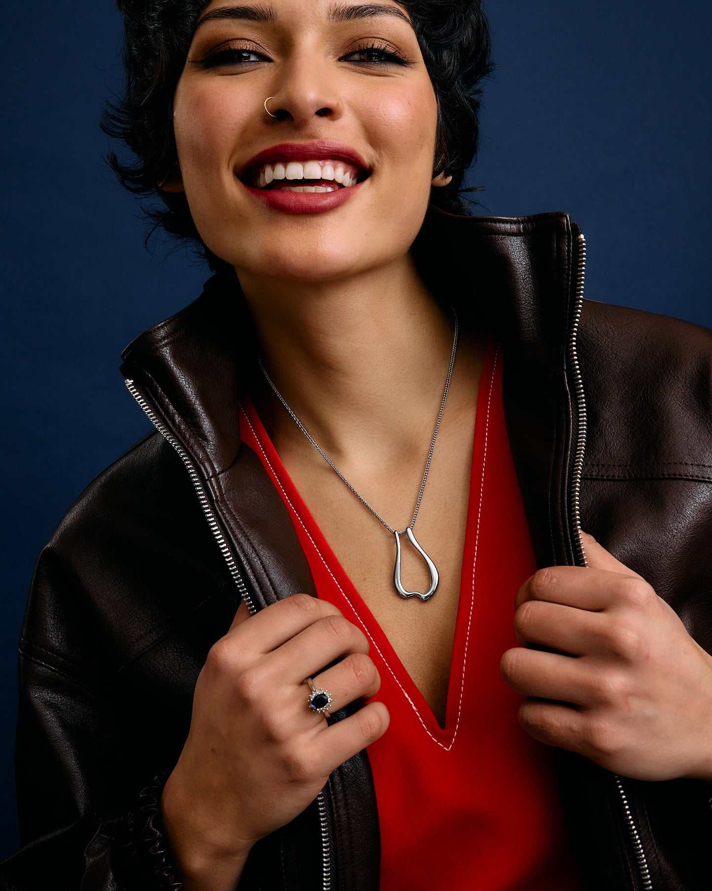Model top size US 4. Wears 45cm (17.7") chain.