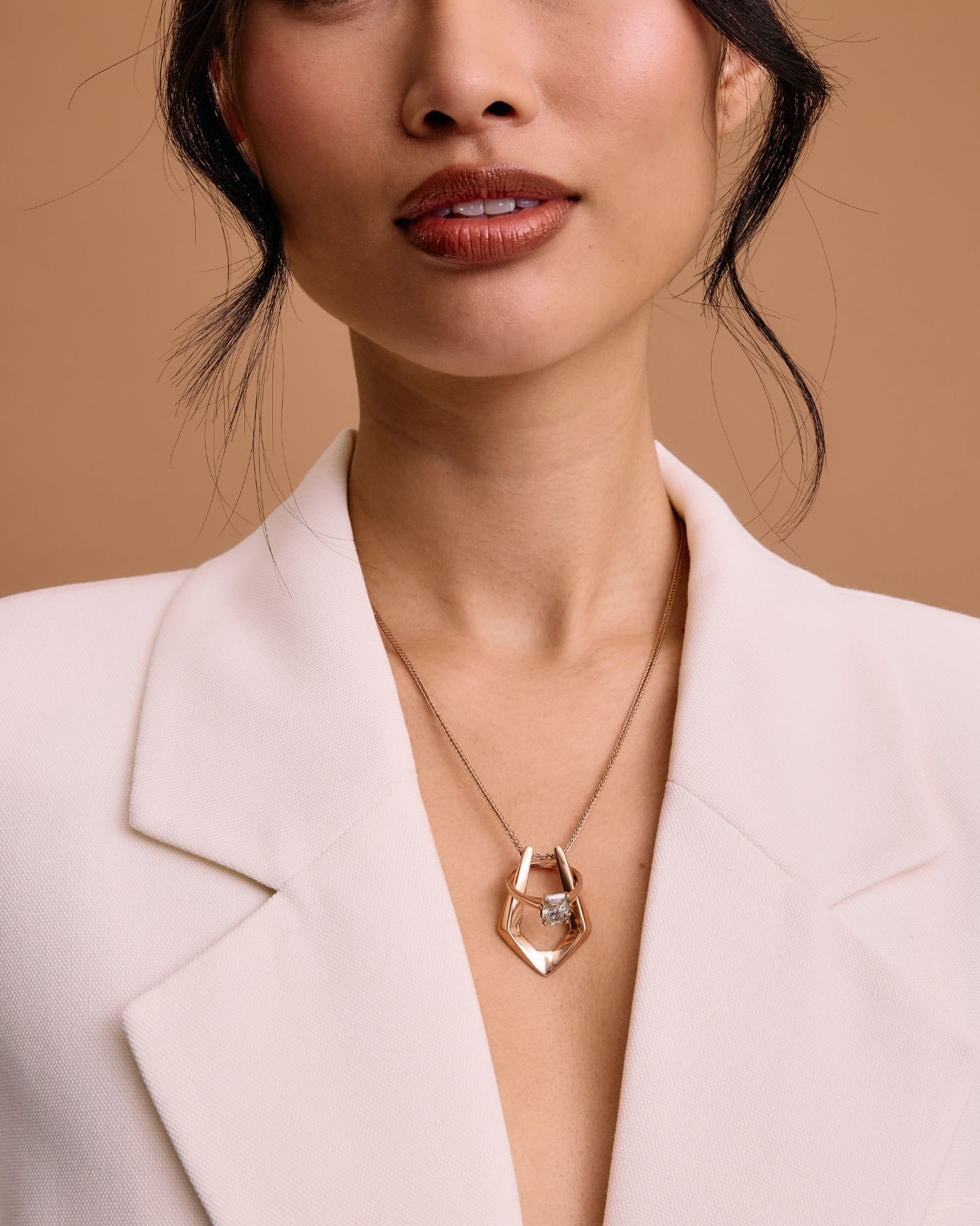 Model top size 8.
Wears 45cm (17.7") chain.