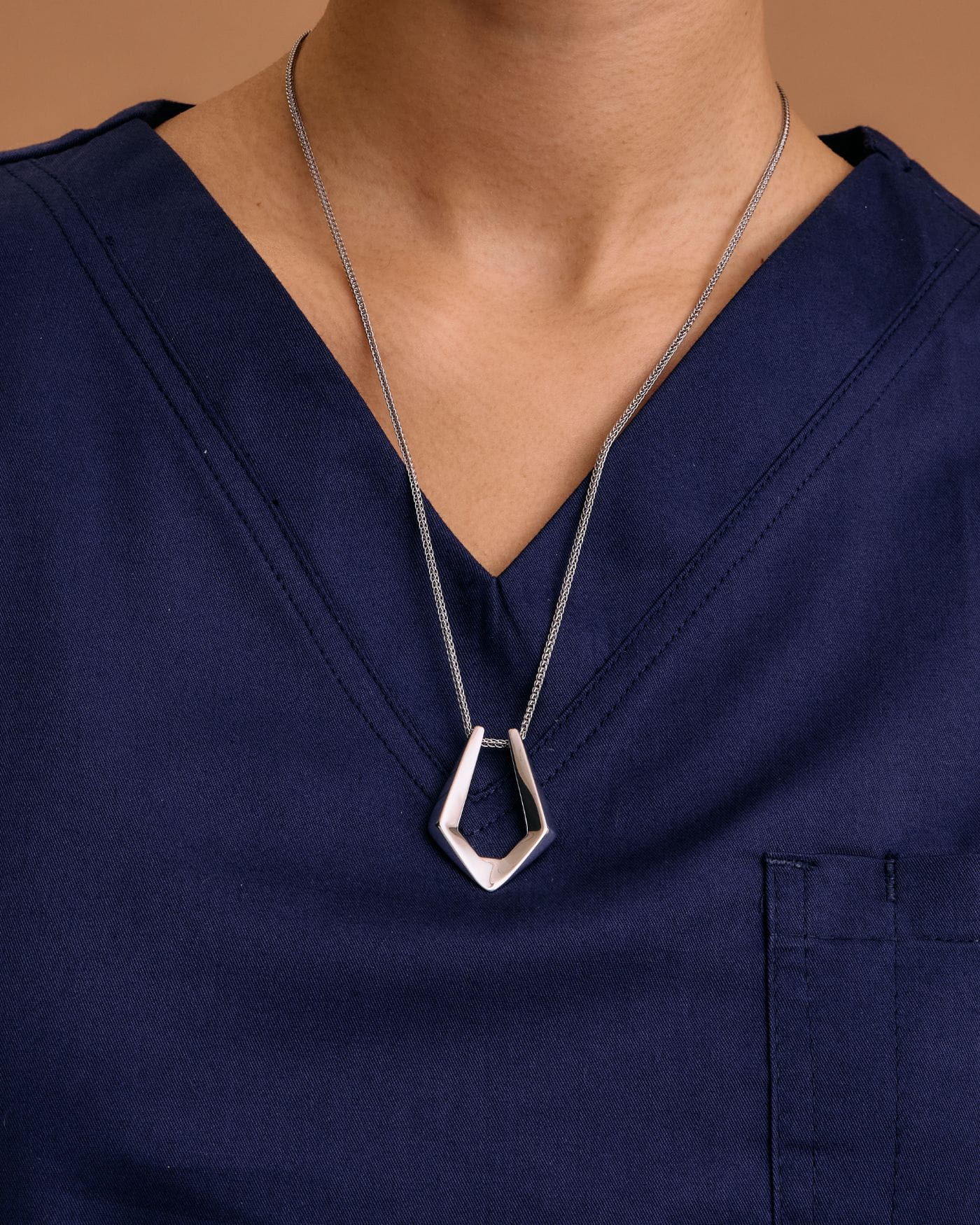 Model top size 8.
Wears 55cm (21.6") chain.