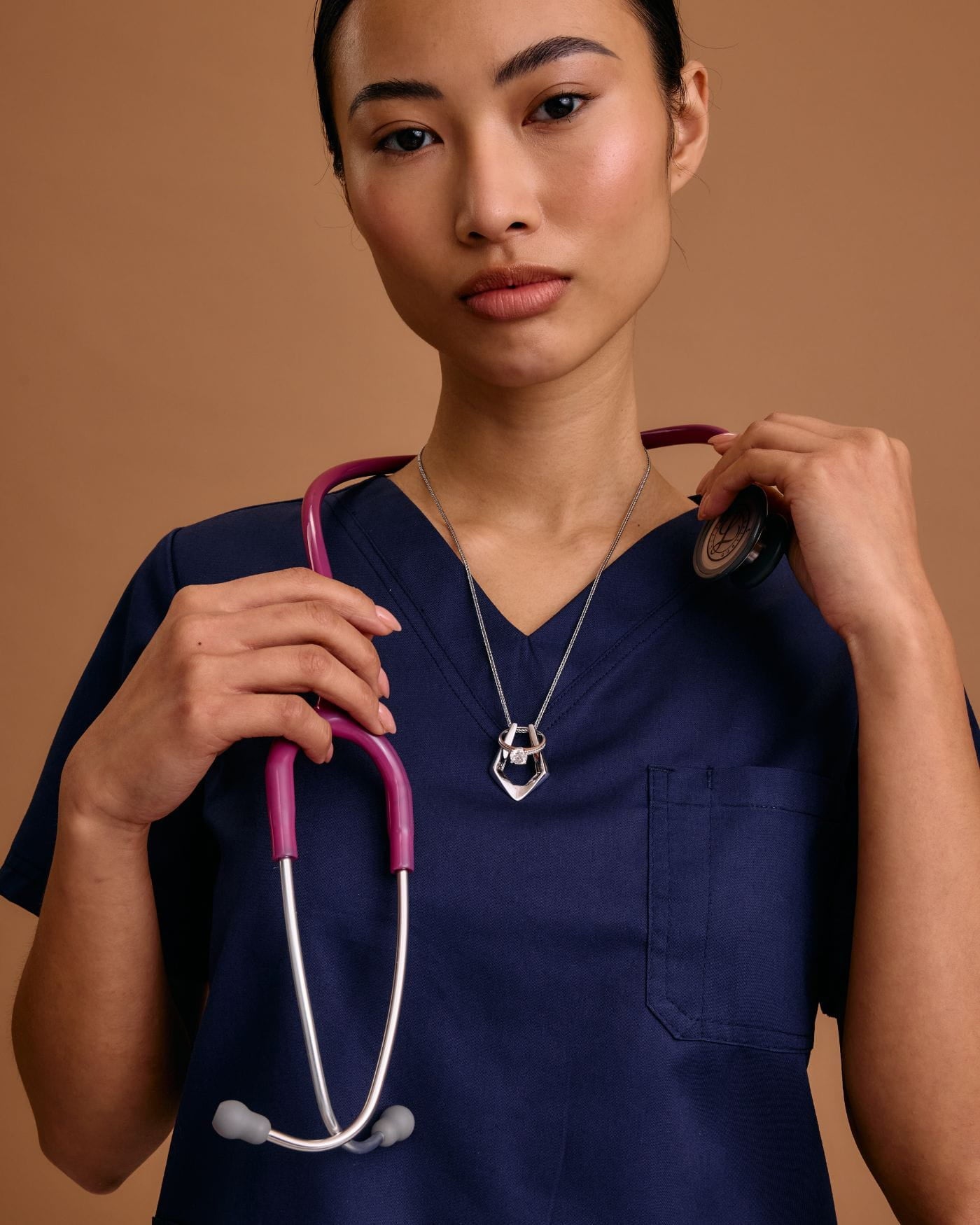Model top size 8.
Wears 55cm (21.6") chain.