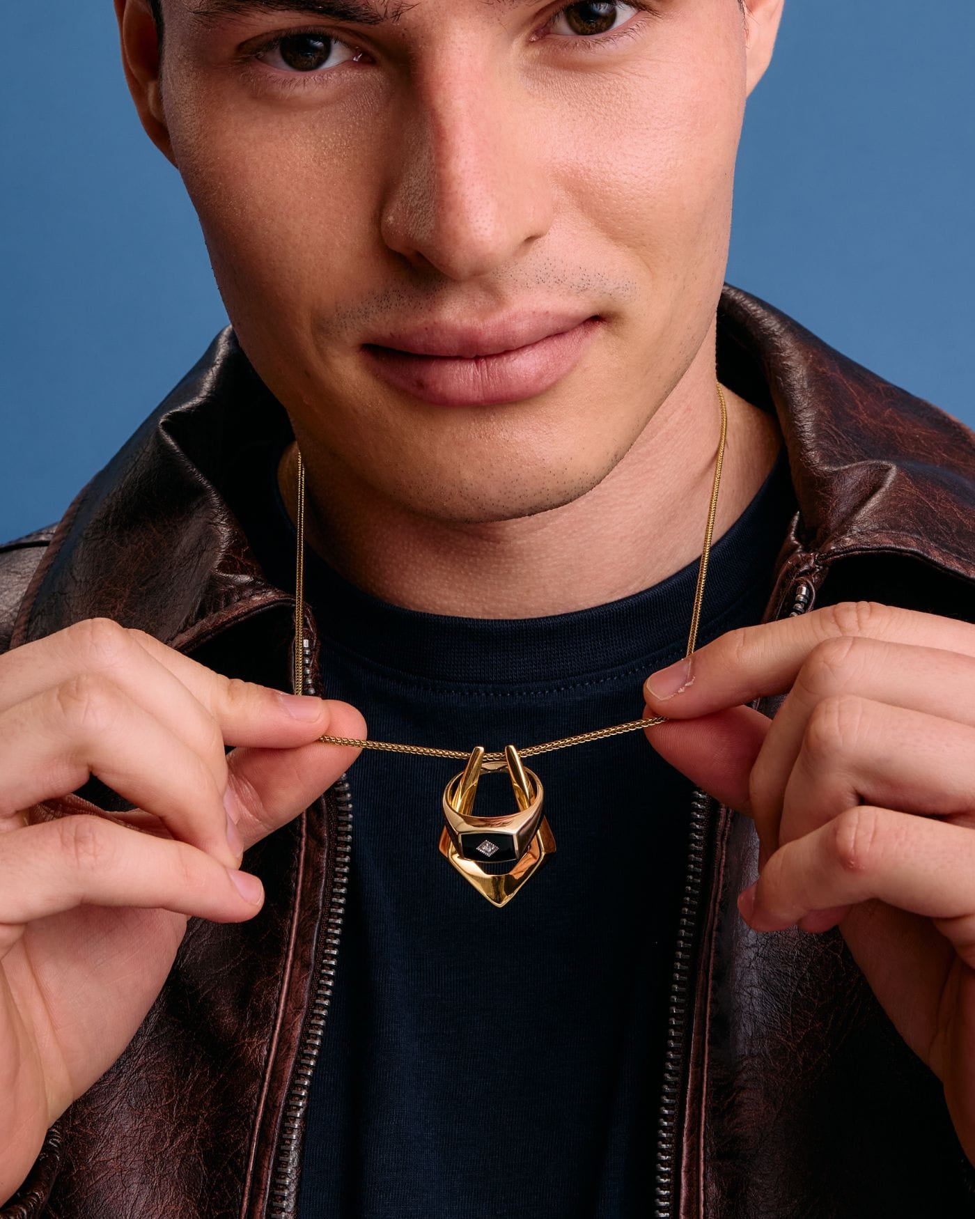 Model top size Medium.
Wears 55cm (21.6") chain.