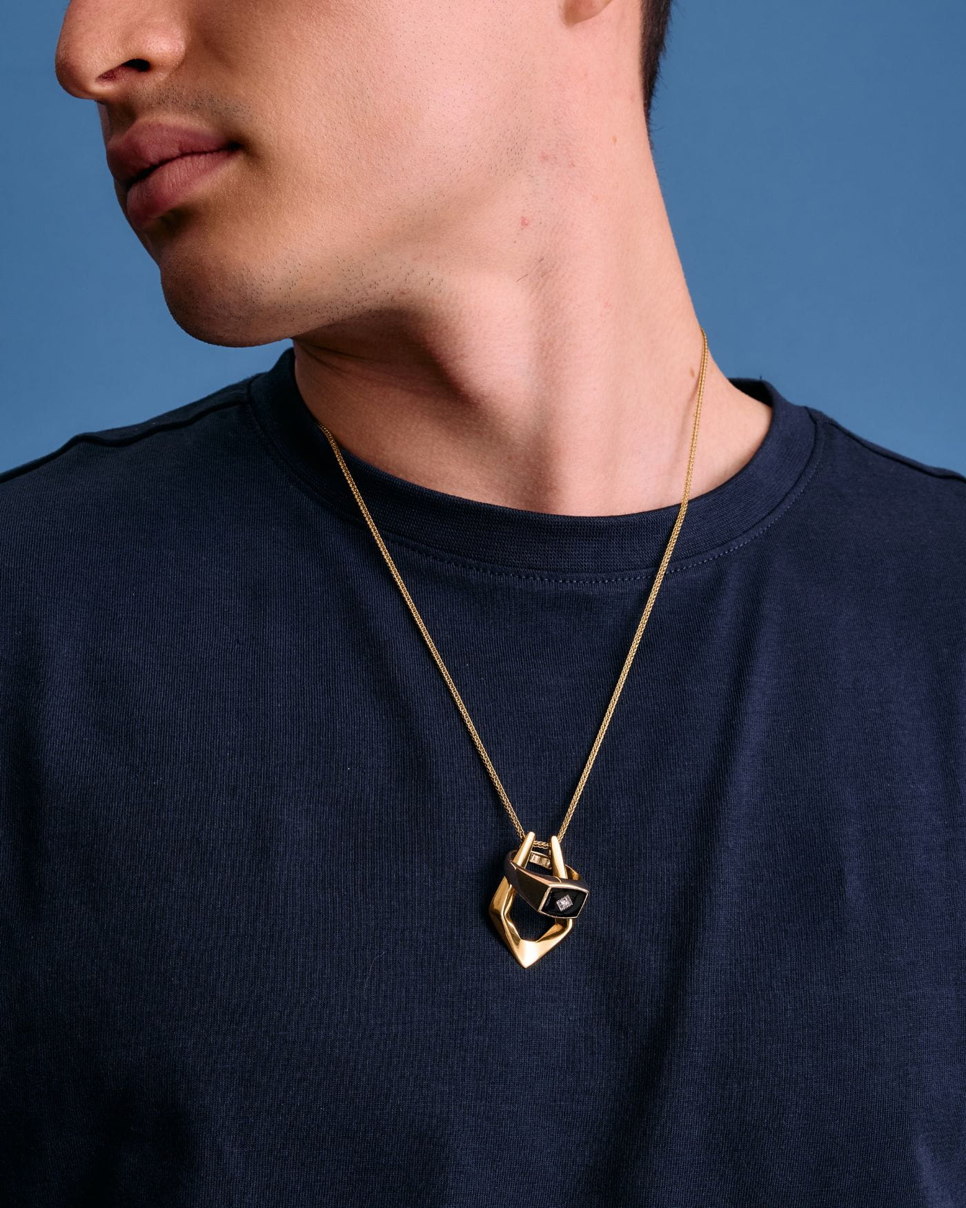Model top size Medium.
Wears 55cm (21.6") chain.