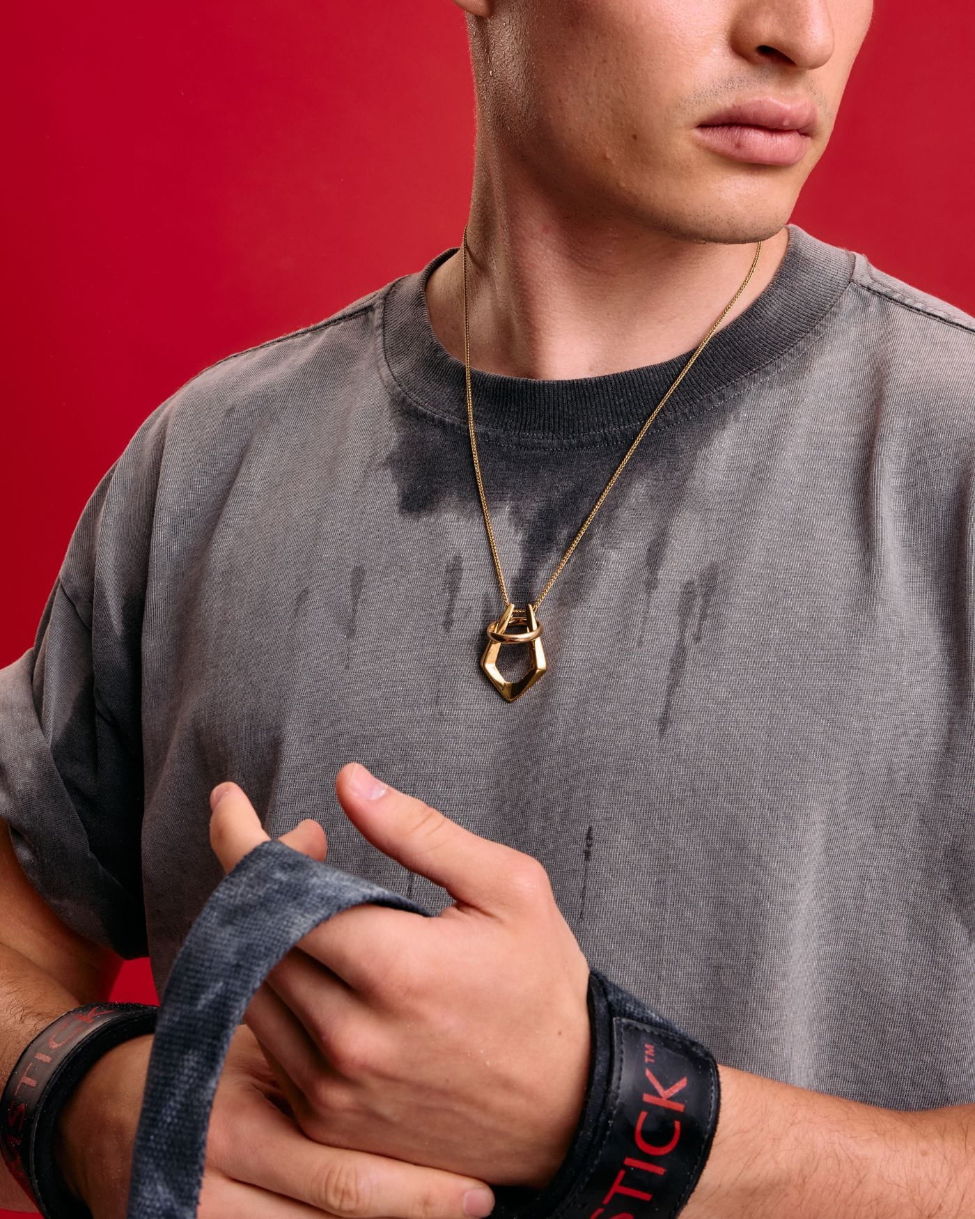 Model top size Medium.
Wears 55cm (21.6") chain.
