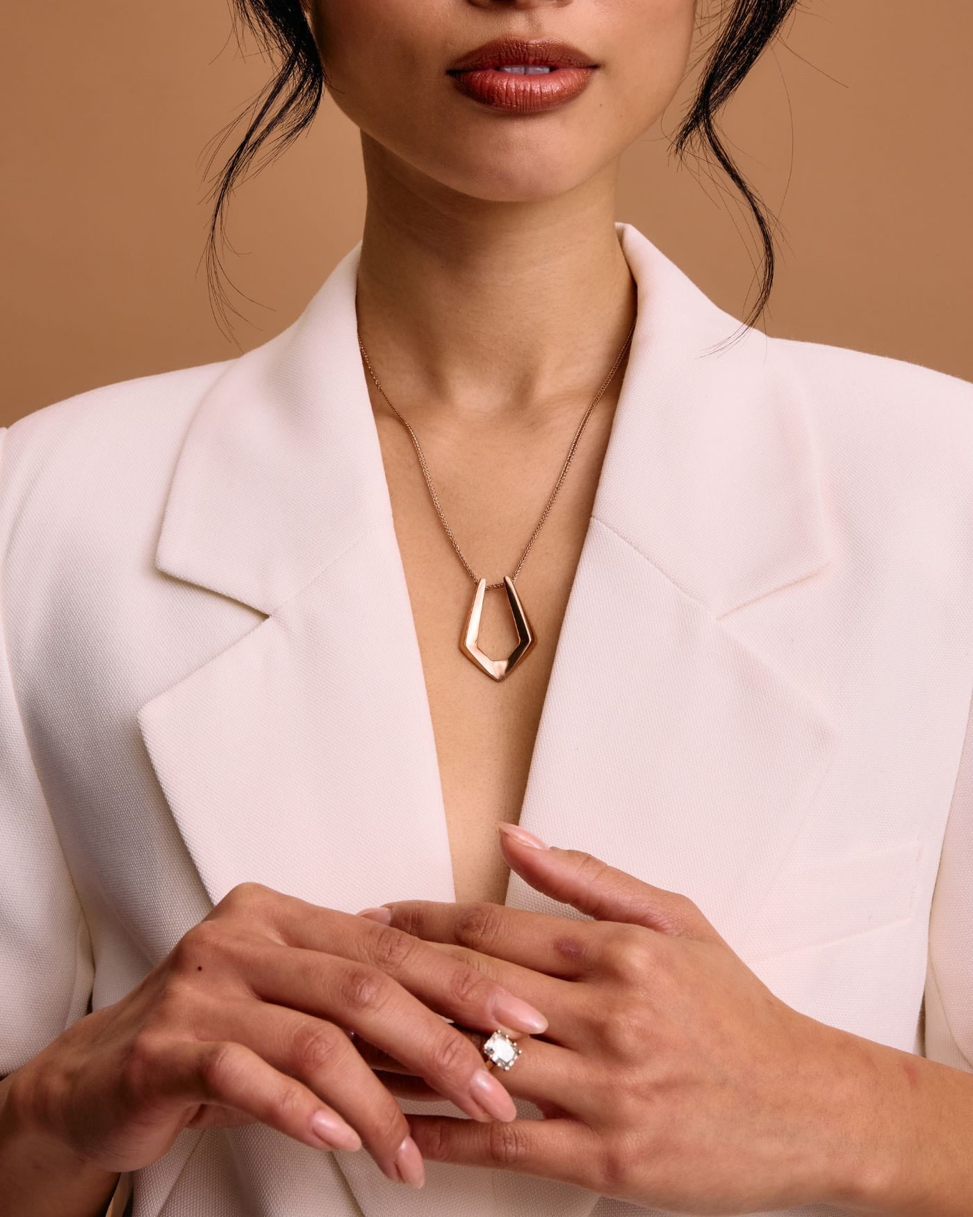 Model top size 8.
Wears 45cm (17.7") chain.