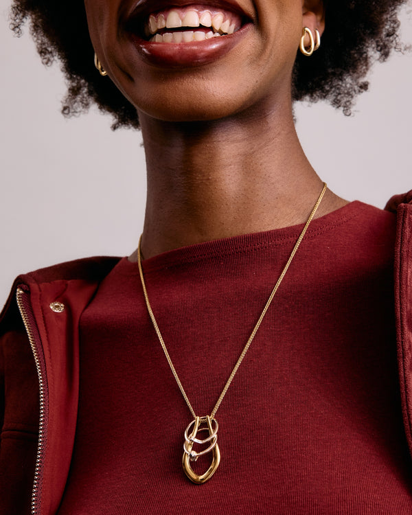 Model top size US 2/UK 6. Wears 45cm (17.7") chain.