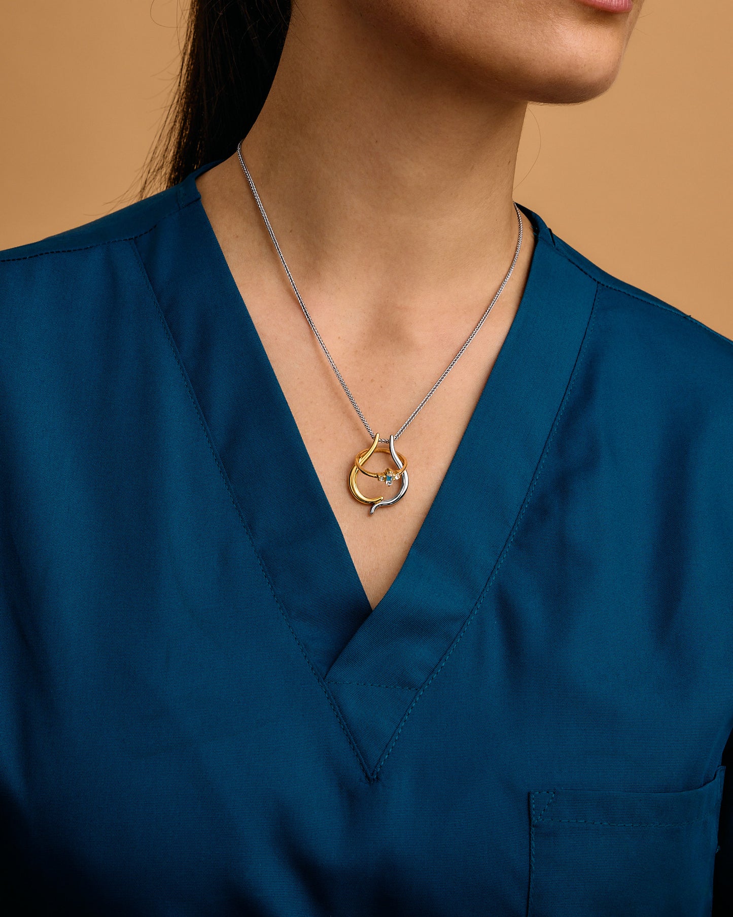 Model top size US 6. Wears 45cm (17.7") chain.