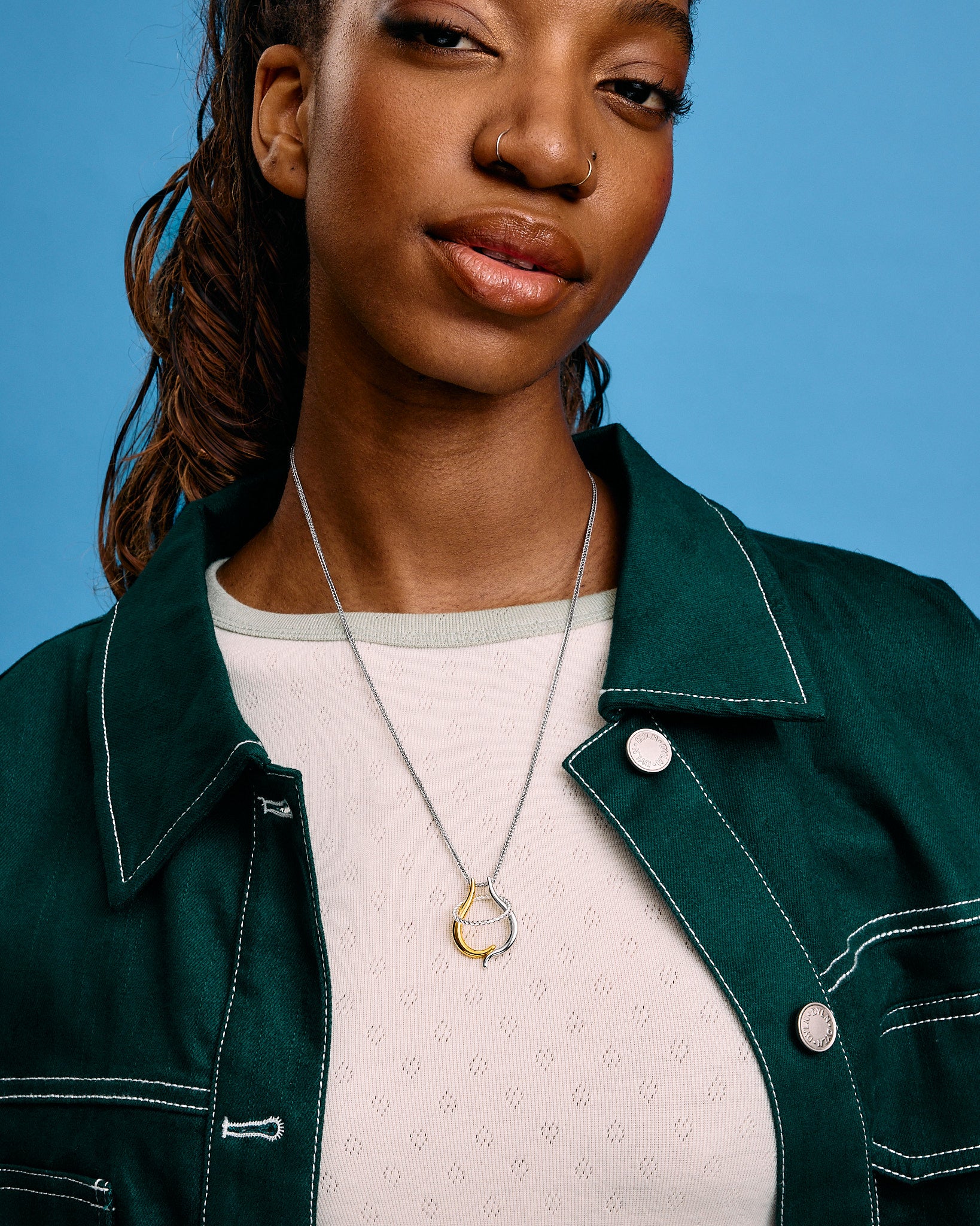 Model top size US 2. Wears 45cm (17.7") chain.