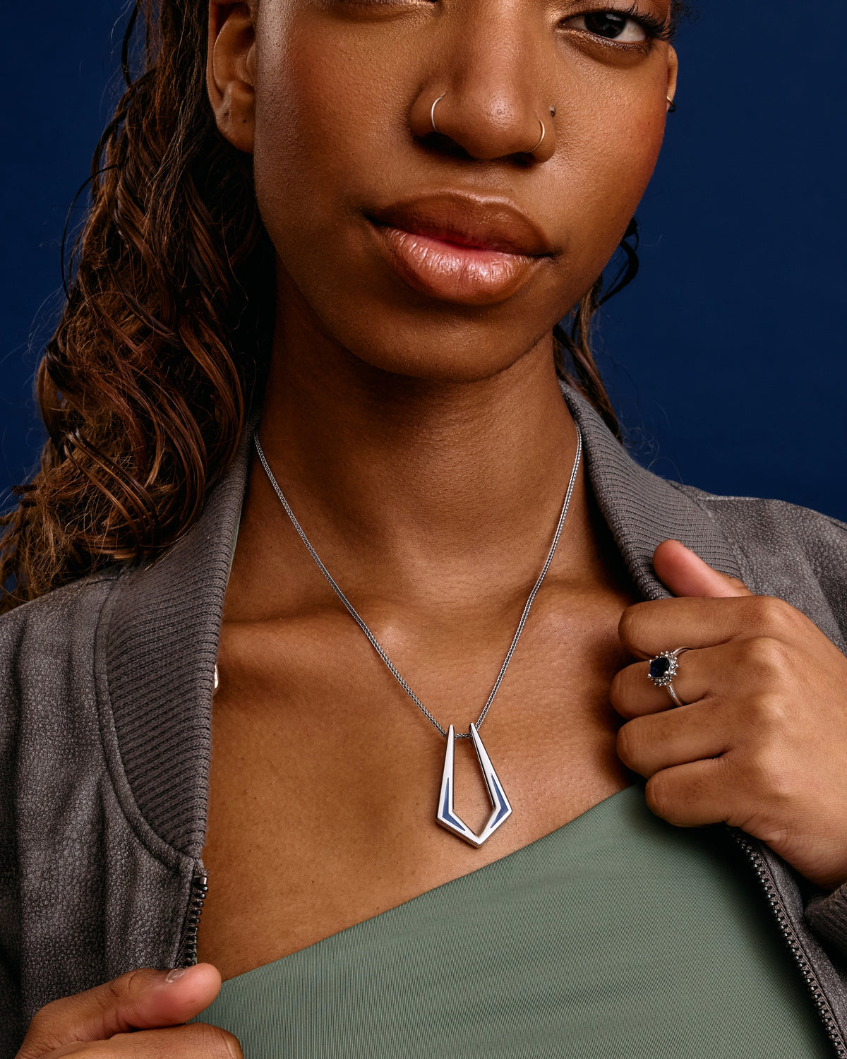 Model US 2/UK 6. Wears 45cm (17.7") chain.