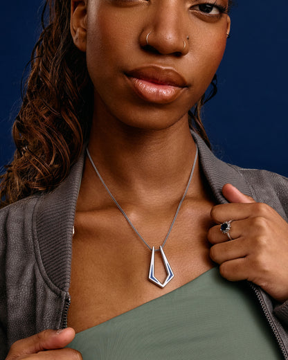 Model US 2/UK 6. Wears 45cm (17.7") chain.