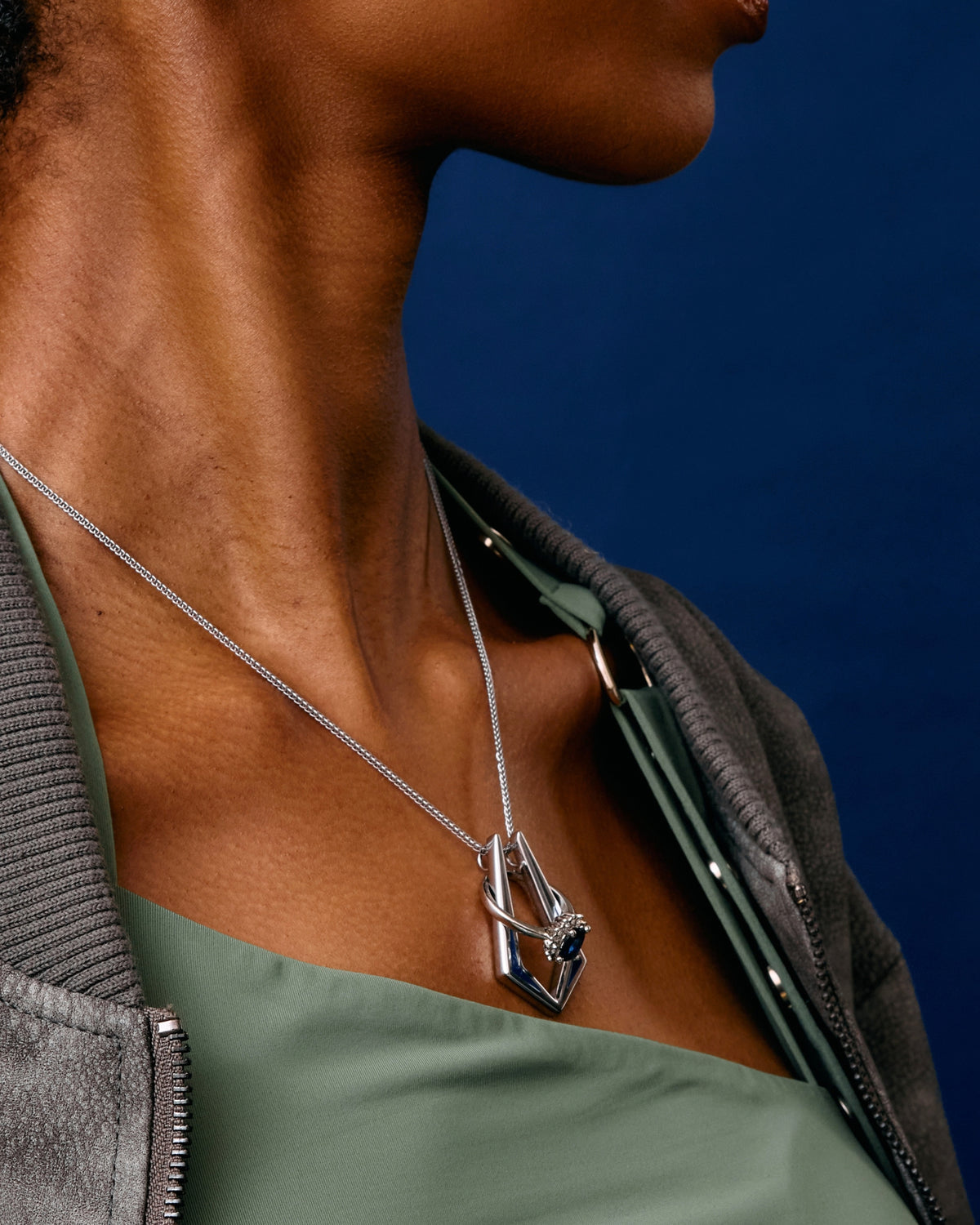 Model US 2/UK 6. Wears 45cm (17.7") chain.