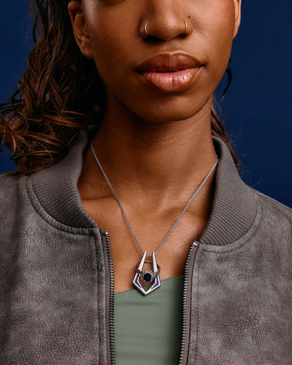 Model US 2/UK 6. Wears 45cm (17.7") chain.