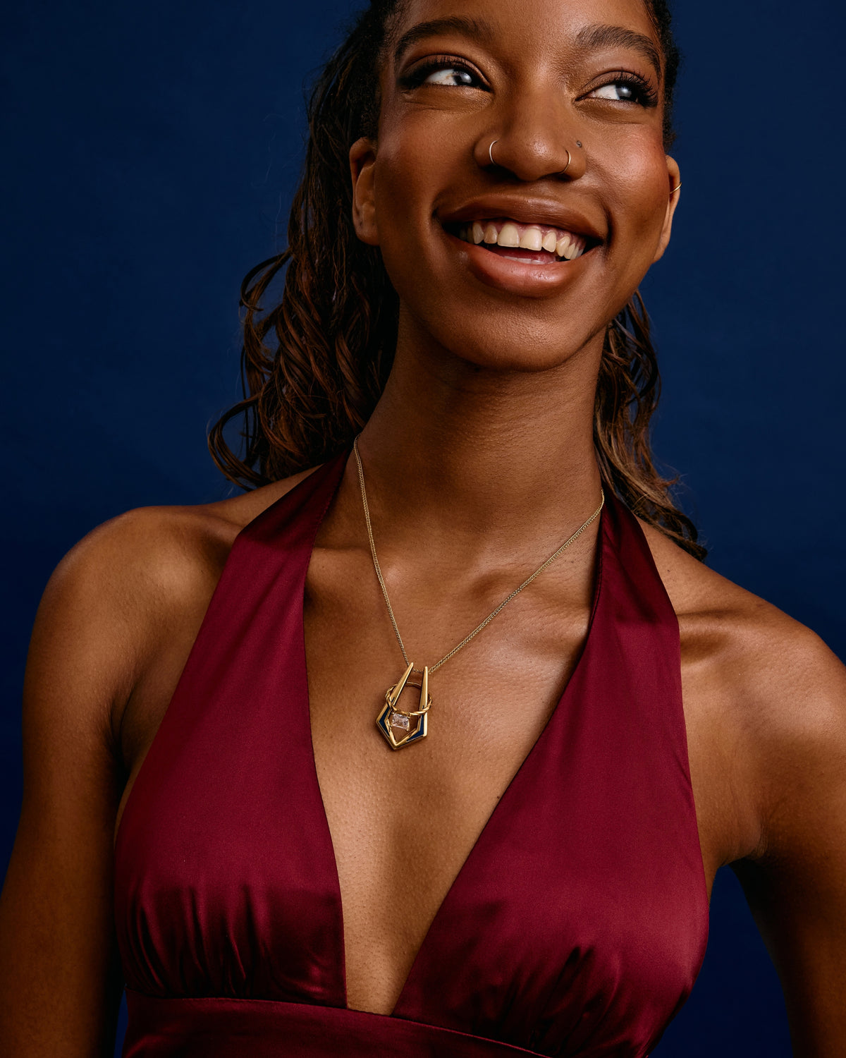Model US 2/UK 6. Wears 45cm (17.7") chain.
