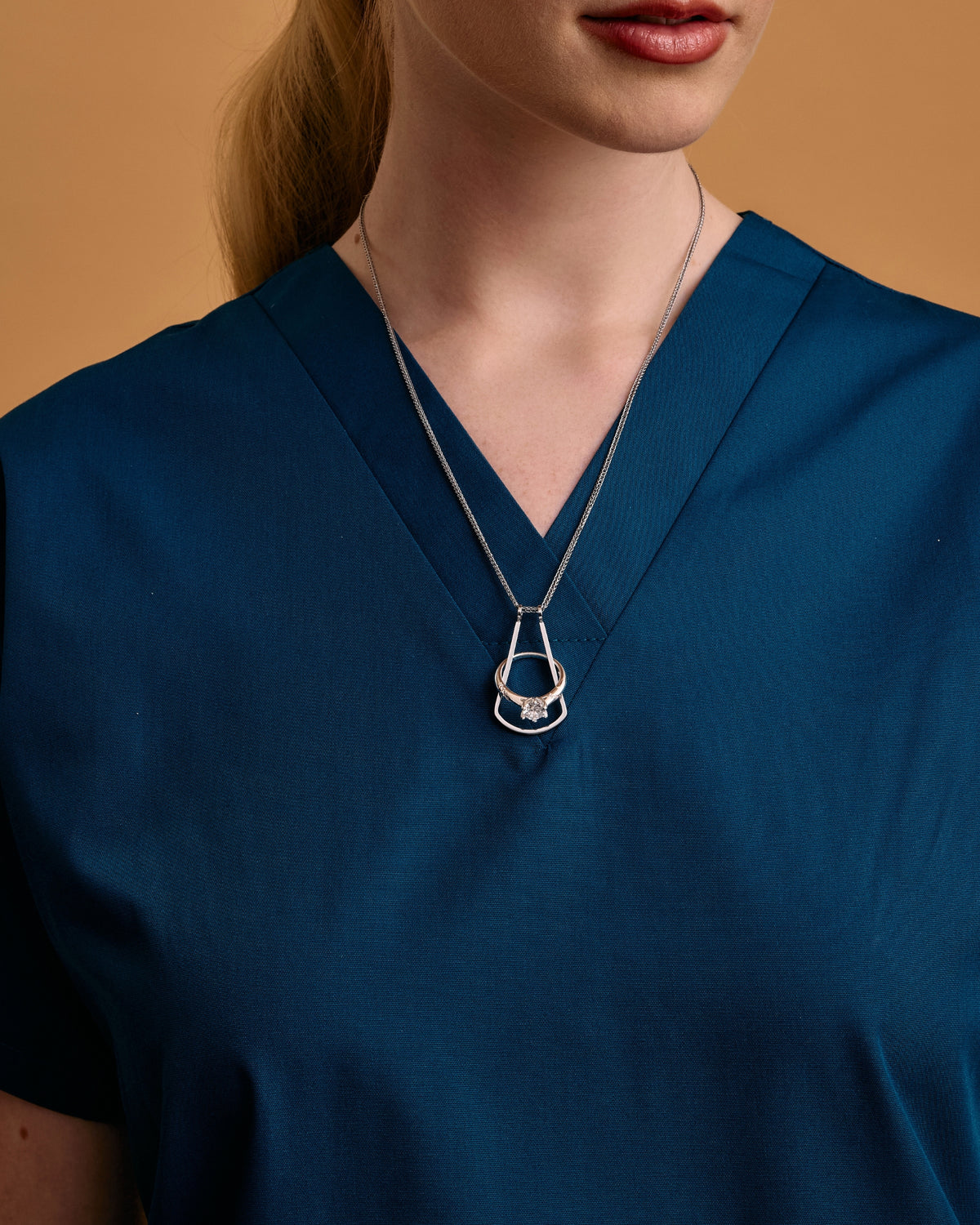 Model top size US 4/UK 8. Wears 45cm (17.7") chain.