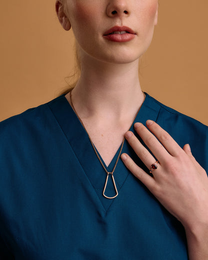 Model top size US 4/UK 8. Wears 45cm (17.7") chain.