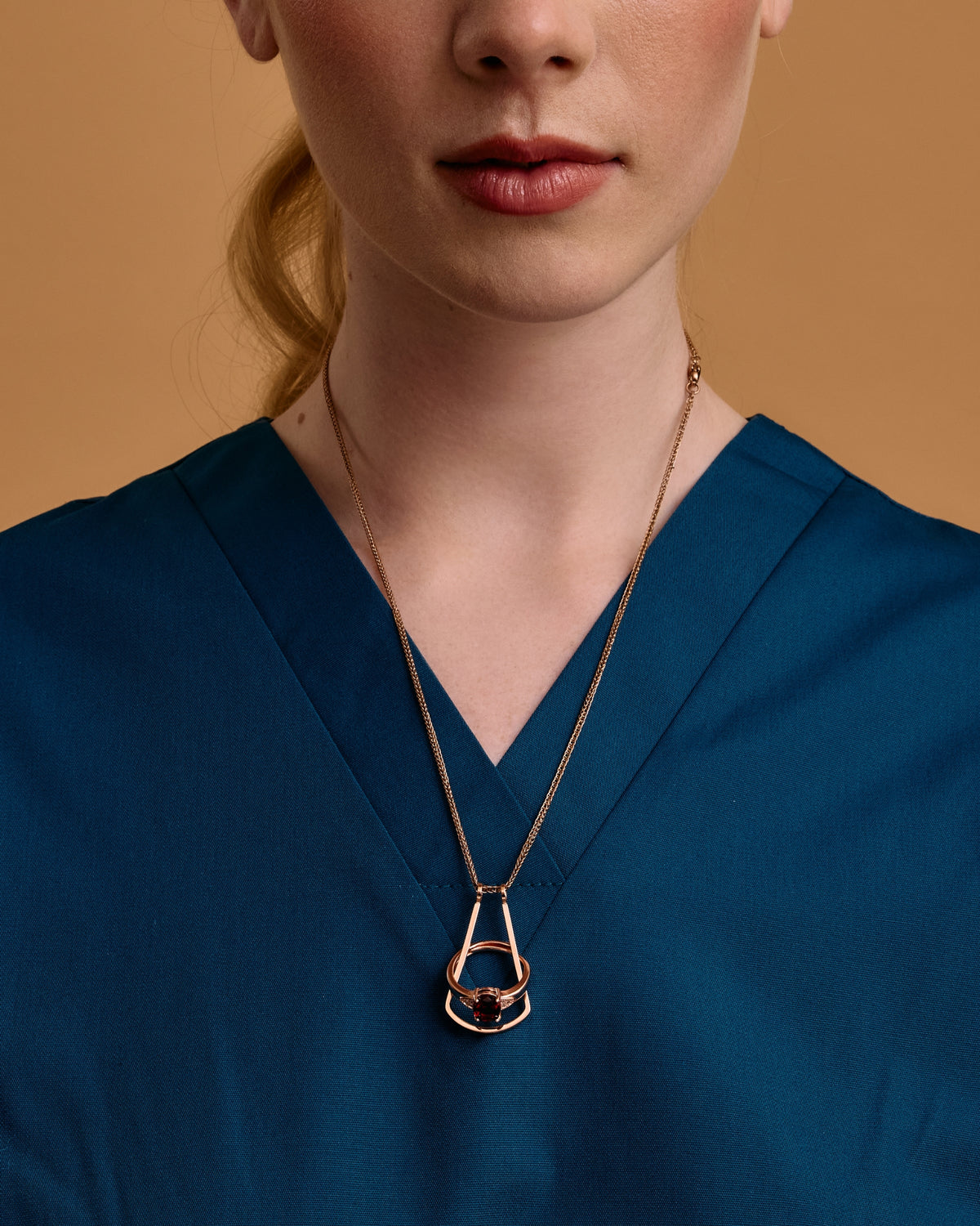 Model top size US 4/UK 8. Wears 45cm (17.7") chain.
