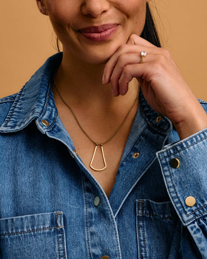 Model top size US 4/UK 8. Wears 45cm (17.7") chain.