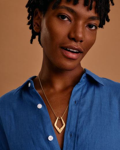 Model top size S. Wears 55cm (21.6") chain.