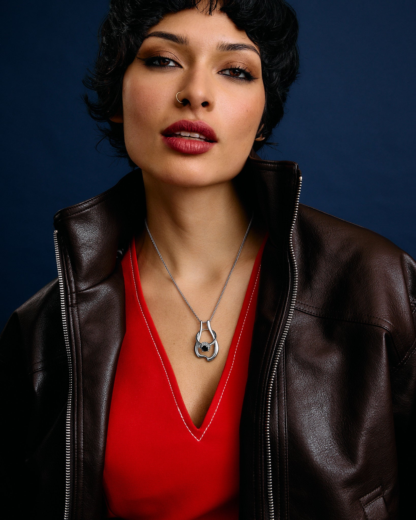 Model top size US 4. Wears 45cm (17.7") chain.