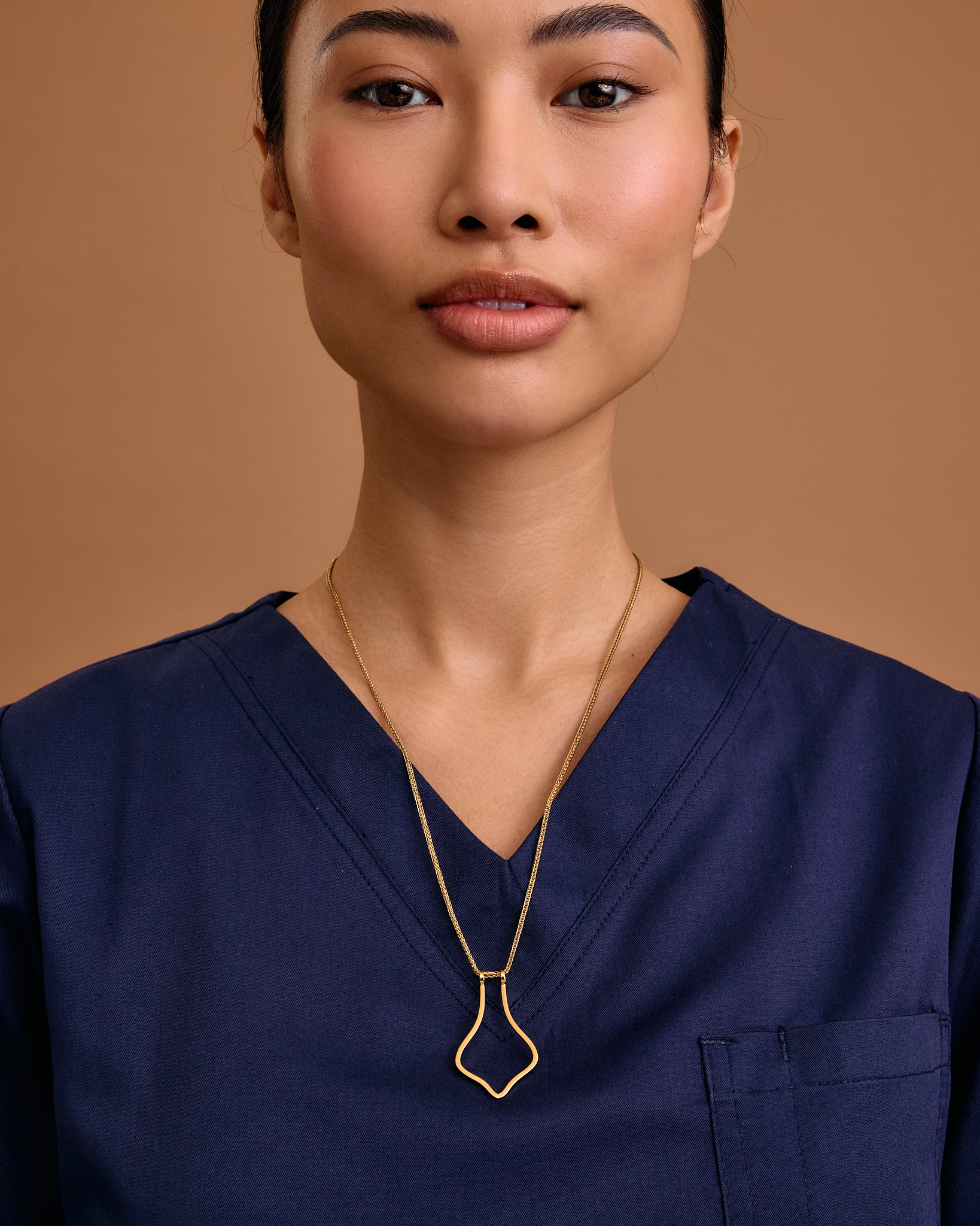 Model US 4/UK 8. Wears 55cm (21.6") chain.