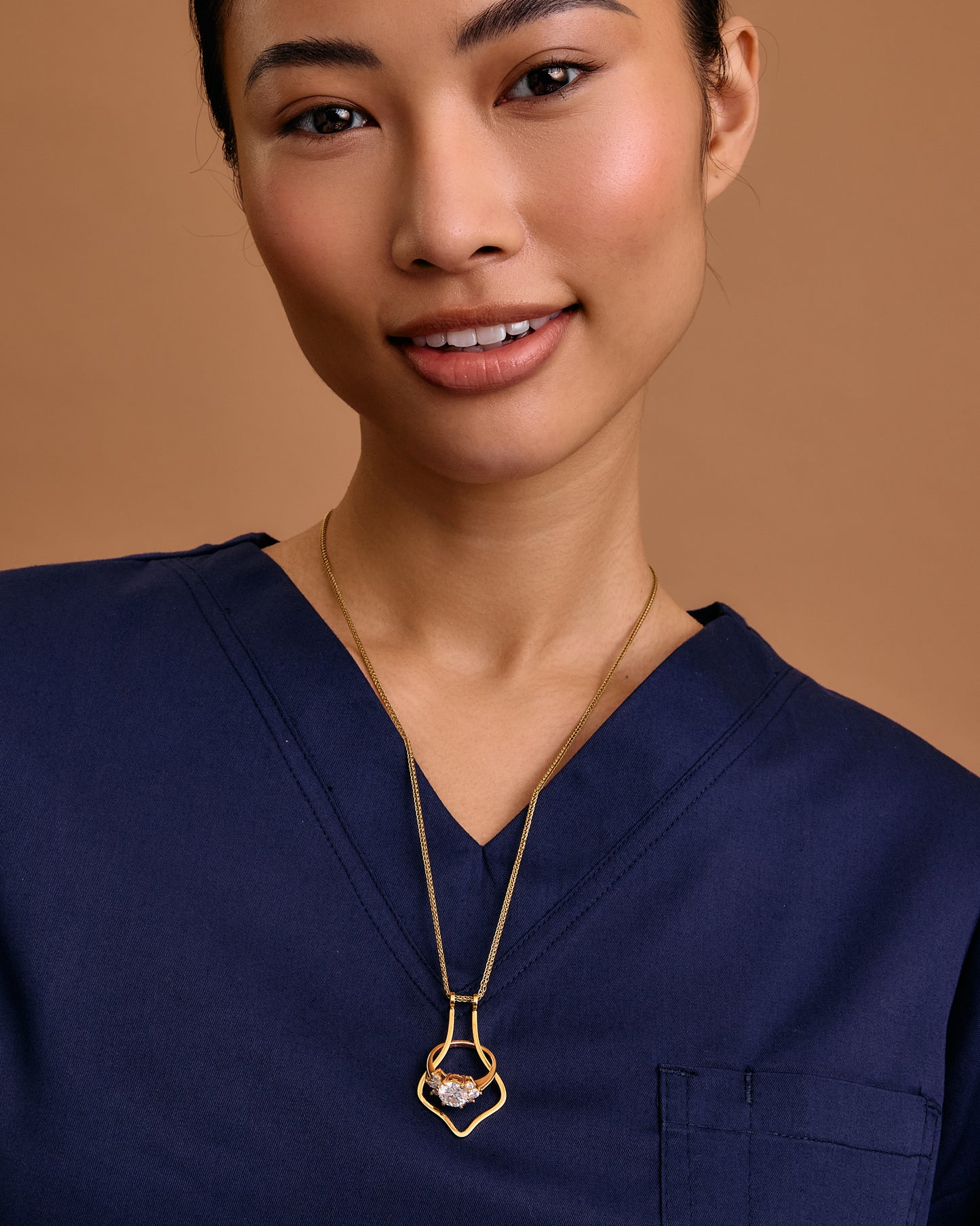 Model US 4/UK 8. Wears 55cm (21.6") chain.