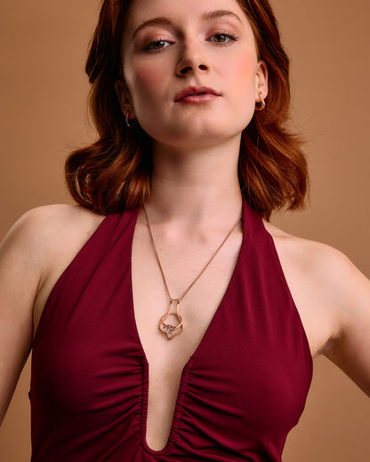 Model US 4/UK 8. Wears 45cm (17.7") chain.