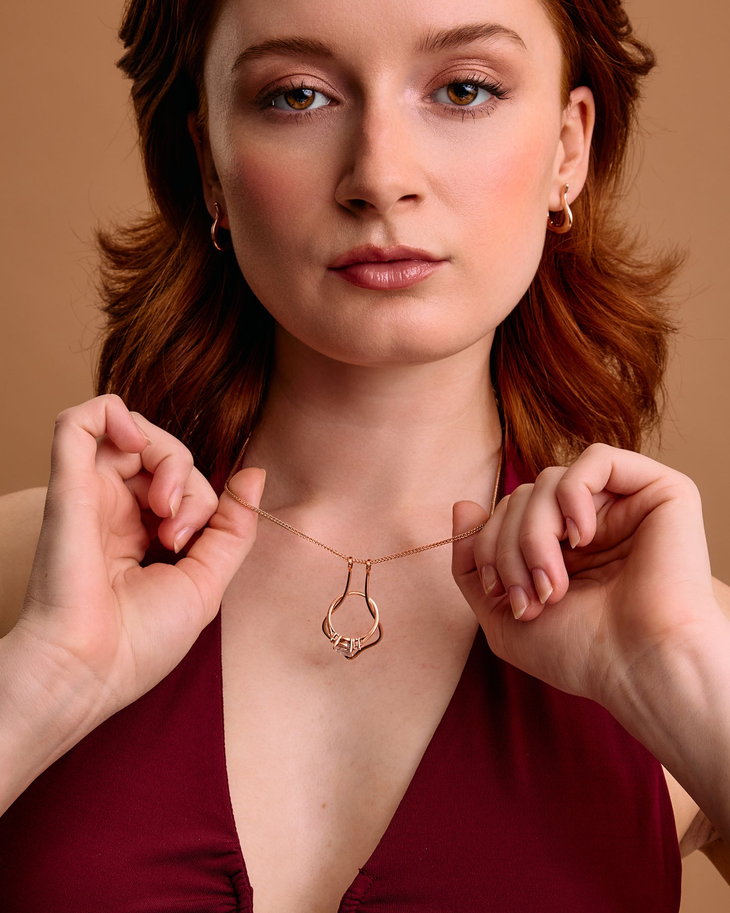 Model US 4/UK 8. Wears 45cm (17.7") chain.