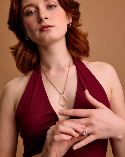 Model US 4/UK 8. Wears 45cm (17.7") chain.