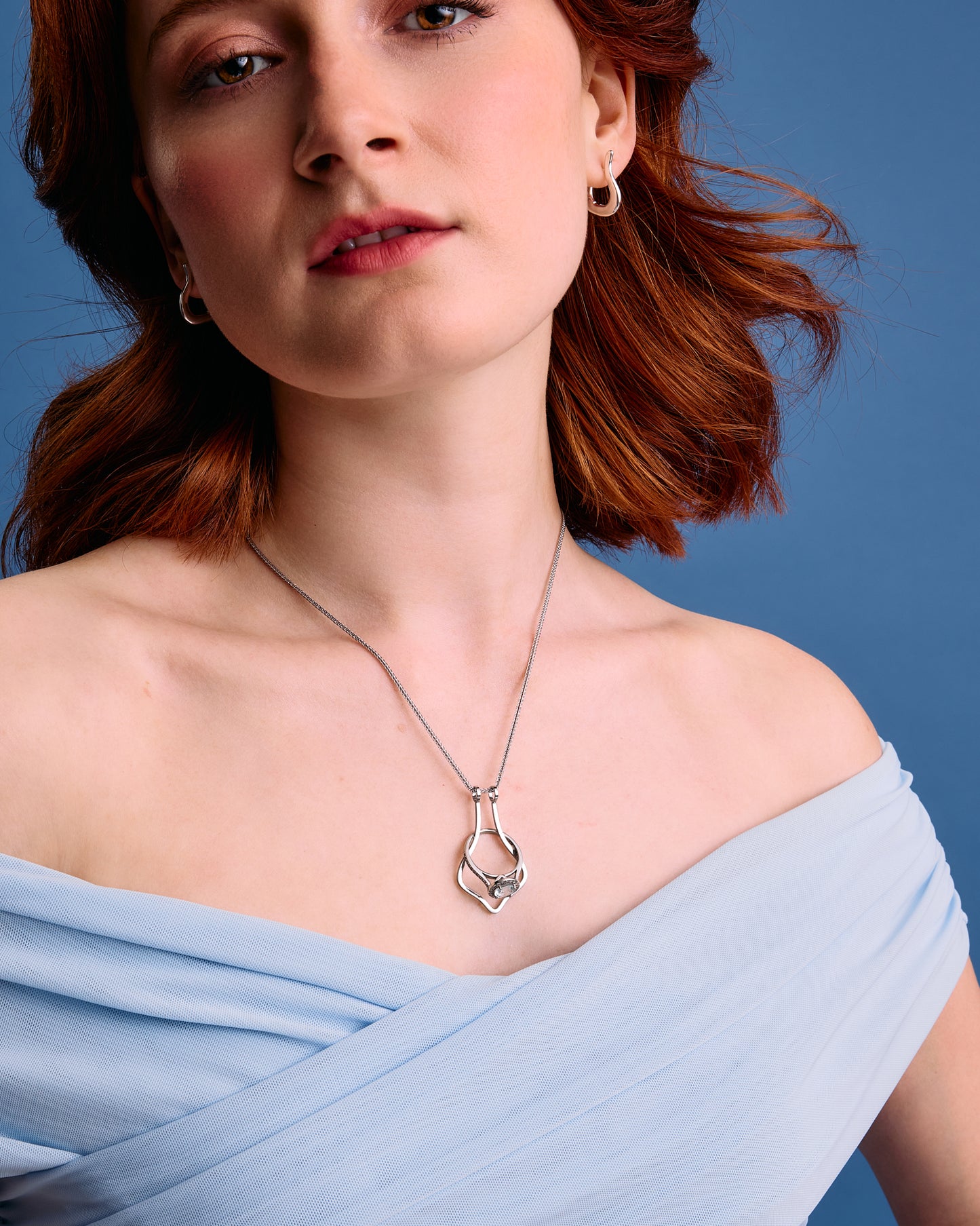 Model US 4/UK 8. Wears 45cm (17.7") chain.