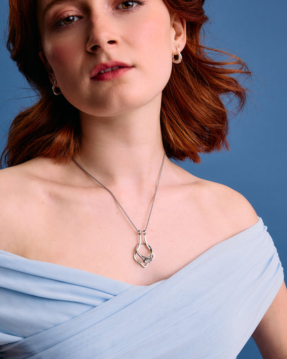 Model US 4/UK 8. Wears 45cm (17.7") chain.