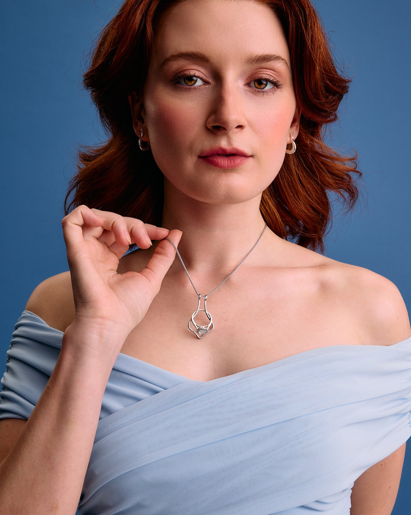 Model US 4/UK 8. Wears 45cm (17.7") chain.