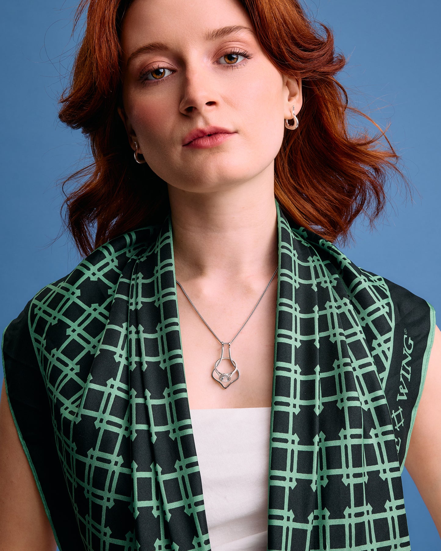 Model US 4/UK 8. Wears 45cm (17.7") chain.