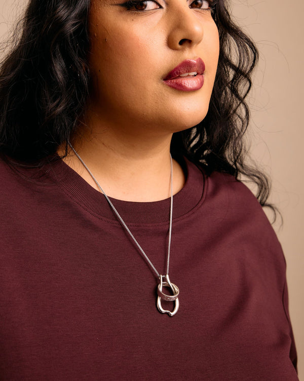 Model top size US 12/UK 16. Wears 55cm (21.6") chain.