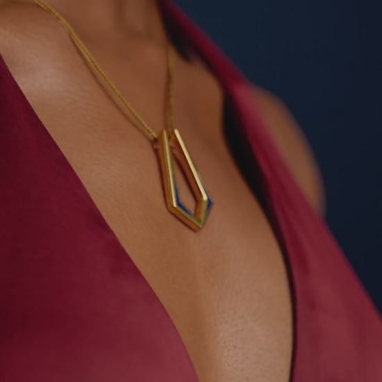 Model US 2/UK 6. Wears 45cm (17.7") chain.