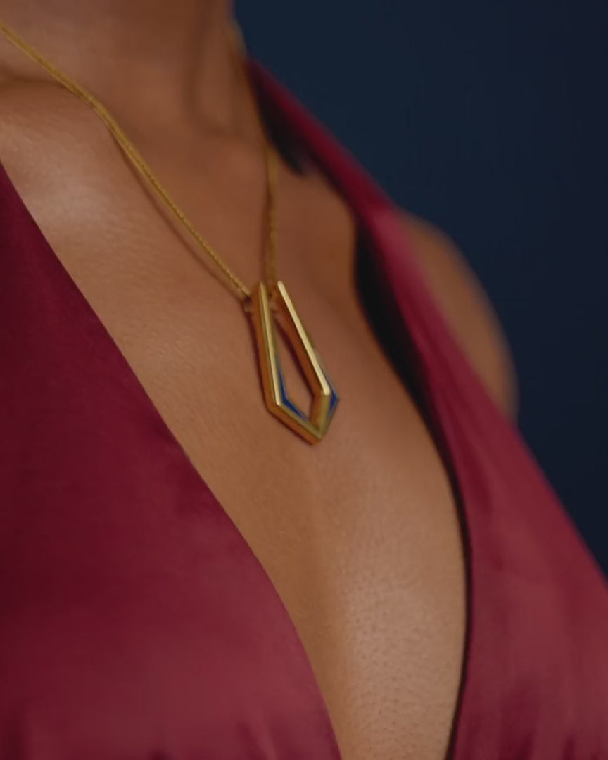 Model US 2/UK 6. Wears 45cm (17.7") chain.