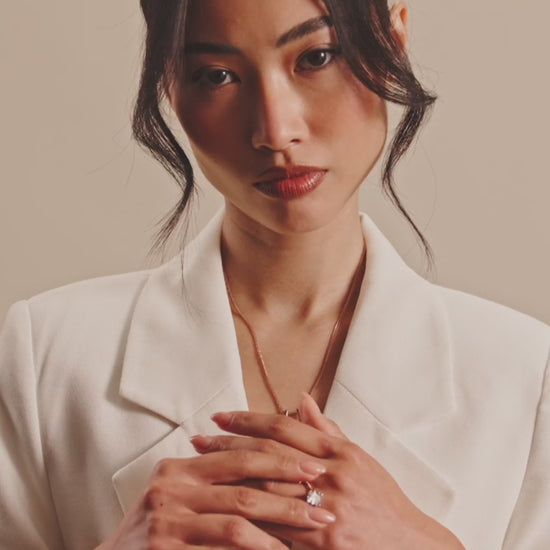 Model US 4/UK 8.
Wears 45cm (17.7") chain (white jacket).
Wears 55cm (21.6") chain (blue scrubs).
