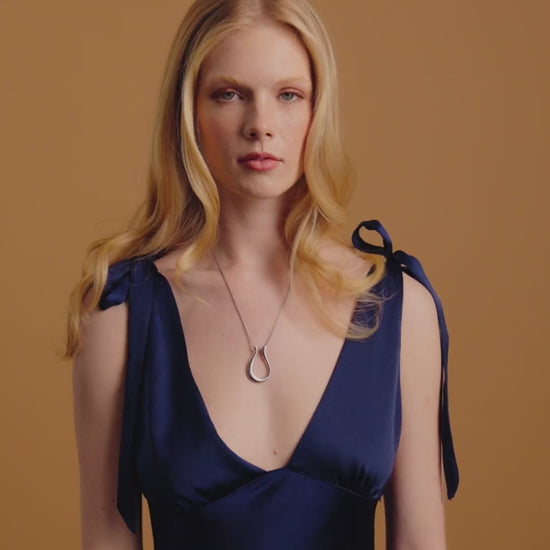 Model US 2/UK 6. Wears 45cm (17.7") chain.