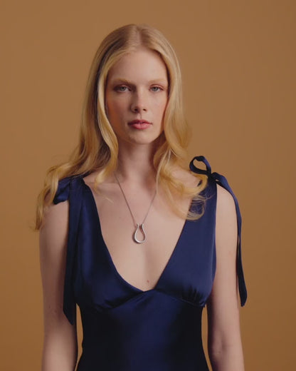 Model US 2/UK 6. Wears 45cm (17.7") chain.