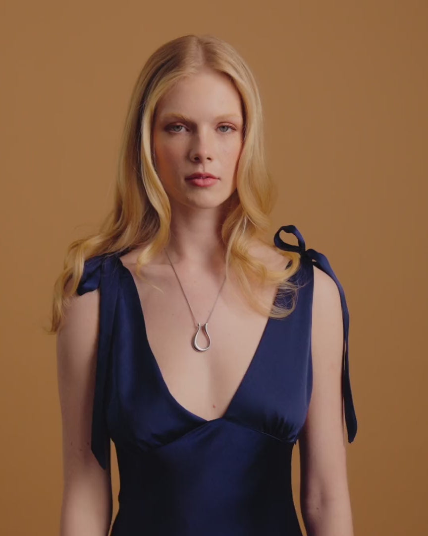 Model US 2/UK 6. Wears 45cm (17.7") chain.